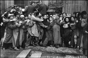Mad rush Q for gold, China, LINK to Henri Cartier-Bresson / Magnum Photo www.magnumphotos.com