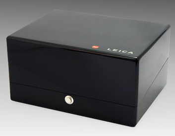 Side view of black veneer presentation box for LEICA M6  Ein Stck Leica Brsengang