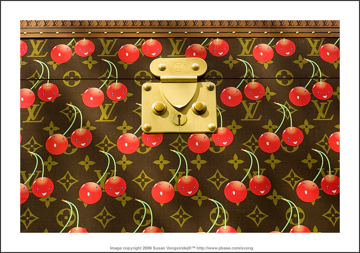 LV Signboard Central A signboard featuring a giant Louis Vuitton suitcase at one of the commercial buildings in Central district.
Nikon D70 , Nikkor 50mm f/1.8 lens by Susan Vongsiridej