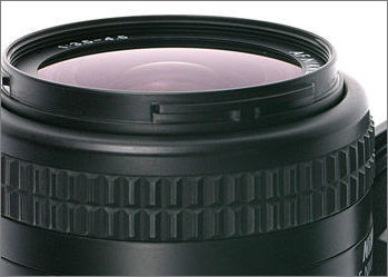 Nikon AF Zoom Nikkor 28-70mm f/3.5~4.5D wideangle - telephoto lens the lens coating and front lens element