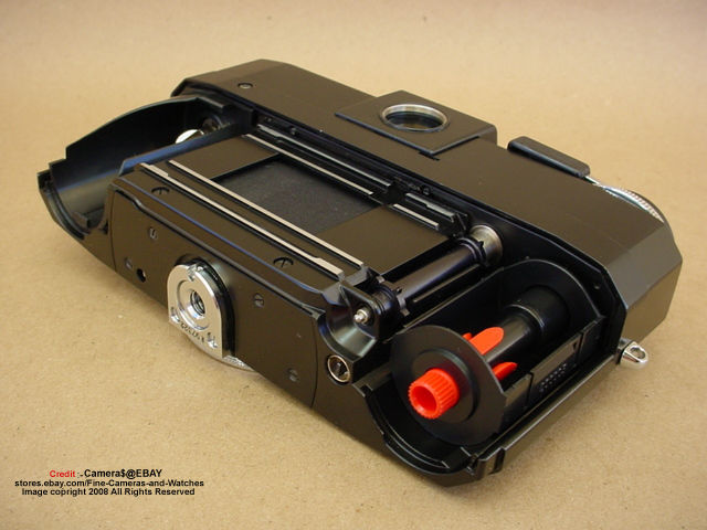 The internal film advance mechanism and structure of a typical Zeiss Ikon/Voigtlander/Contarex Carl Zeiss Hologon (10.0659) Superwide Camera w/ 8/15 (15mm f/8.0) lens 