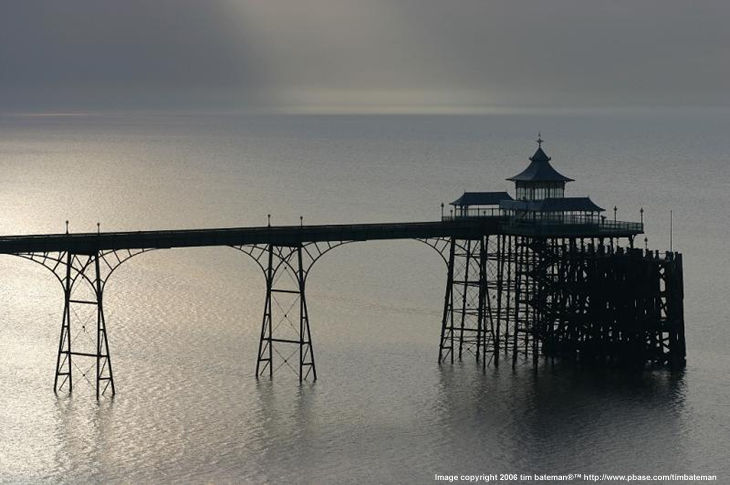 Beach Front PIER -  by timothy _bateman (65k Jpeg) Loading ...