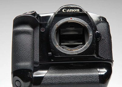 Canon EOS-1 SLR camera lens mlount view