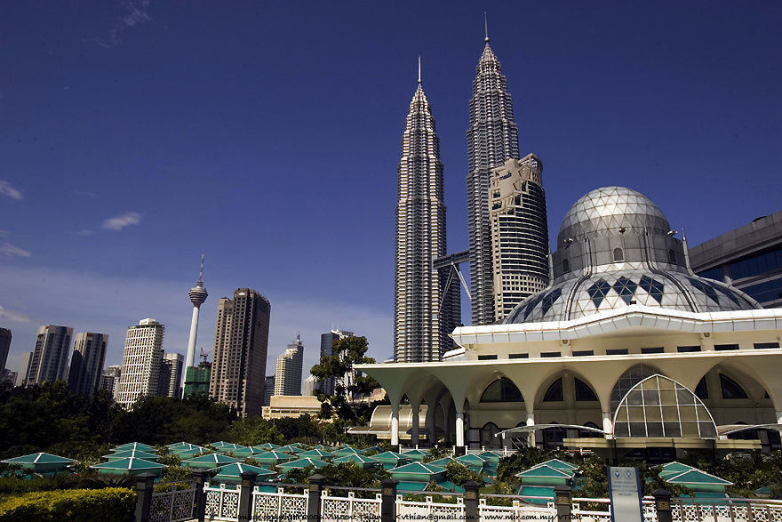The entire KLCC project with KL Skyline .... by Vincent Thian, AP